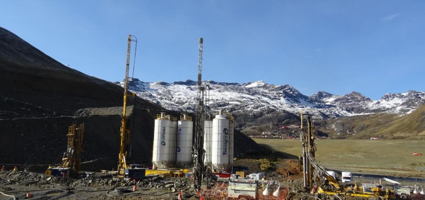 Vista aerea de los trabajos de mejora del terreno en las instalaciones de la unidad minera San Rafael, Perú